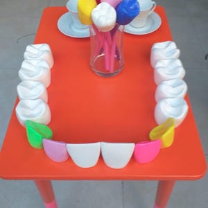 Mesa de centro cuadrada con forma de diente, hecha a mano, en color naranja, única y colorida, con rayas de neón.