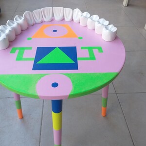 Mesa de centro con forma de diente y diseño de neón vibrante