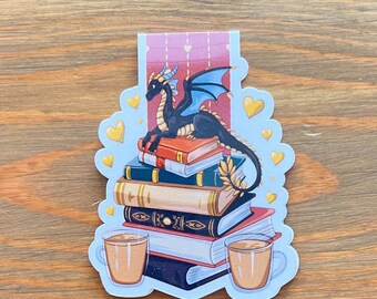 Marcapáginas magnético de dragón de fantasía sobre libros apilados – Regalo resistente al agua