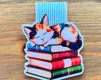 Marcapáginas magnético "Gatito durmiendo con libros" – Regalo resistente al agua