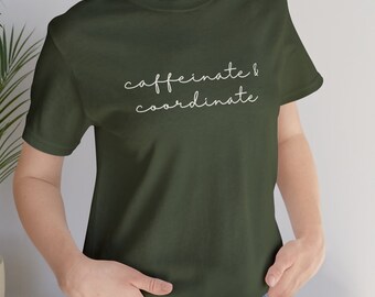 Caffeinate & Coordinate Camiseta de manga corta unisex Jersey / Camiseta planificadora de eventos, camiseta de la junta PTA de la PTA, camisa planificadora de fiestas, camisa de café