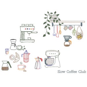 Puede incluir: Una ilustración dibujada a mano de una cafetería con una variedad de equipos para preparar café, que incluyen una máquina de espresso, una prensa francesa, una cafetera de goteo y una batidora de pie. La ilustración está en blanco y negro con acentos de color e incluye el texto "Slow Coffee Club".
