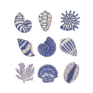Puede incluir: Nueve diseños de conchas marinas bordadas en tonos azules y blancos. Los diseños incluyen una concha de caracol, una concha de nautilus, una concha de vieira y una variedad de otras conchas marinas.