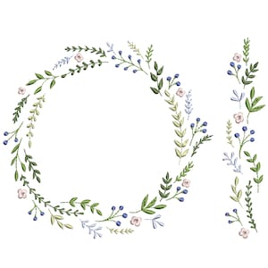 Könnte beinhalten: Ein Kranz aus grünen Blättern und blauen und rosa Blüten. Der Kranz ist rund und hat einen weißen Hintergrund. Rechts vom Kranz befindet sich ein separater Zweig mit grünen Blättern und blauen und rosa Blüten.