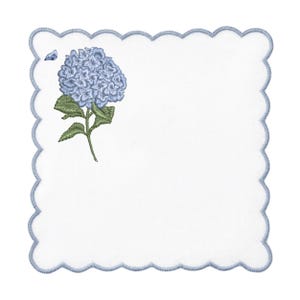 以下が含まれることがあります： 縁がギザギザの白いリネンナプキンに、青いアジサイの花が刺繍されています