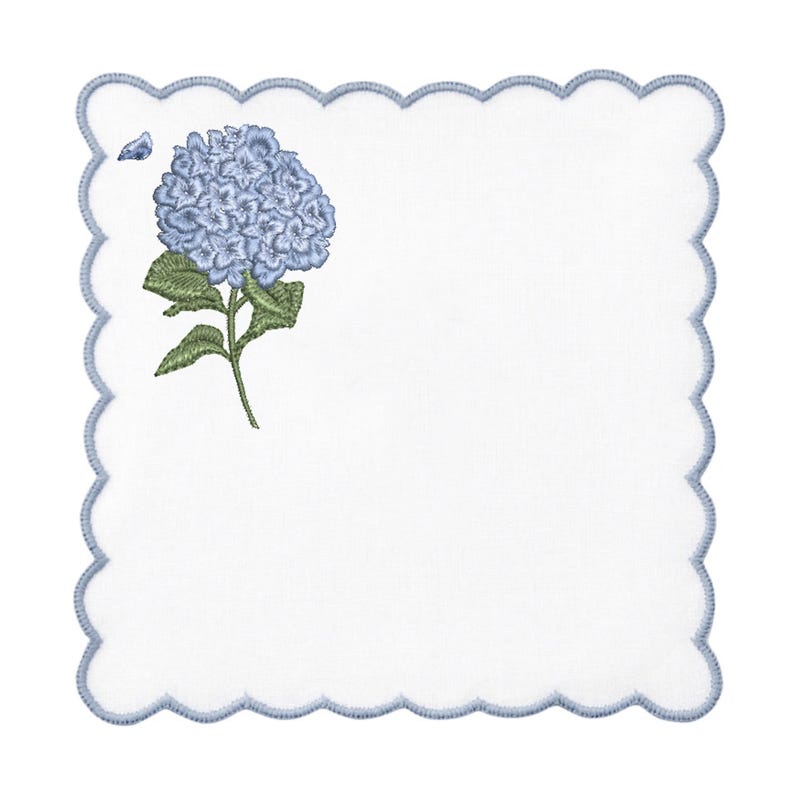 以下が含まれることがあります： 縁がギザギザの白いリネンナプキンに、青いアジサイの花が刺繍されています