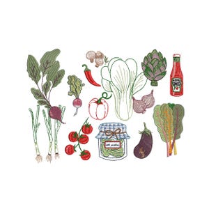 Op de afbeelding: Een geborduurd ontwerp met verschillende groenten, waaronder tomaten, radijsjes en een potje dille augurken. Een fles ketchup en een paarse aubergine zijn ook inbegrepen. De groenten zijn in groen, rood en paars.