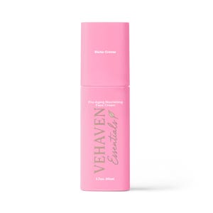 Puede incluir: Una botella rosa de crema facial nutritiva antiedad VeHaven Essentials, etiquetada como "Riche Creme" y "1,7 oz. 50 mL".