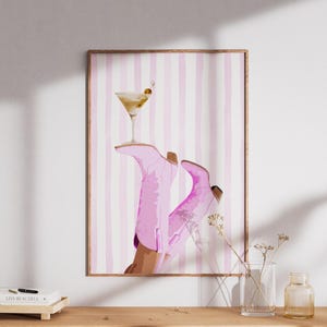 Randig rosa cowgirl martini, digital nedladdning, koketta affisch, torr martini-tryck, rodeo-affisch, preppy västerländsk väggkonst, cowgirlstövlar