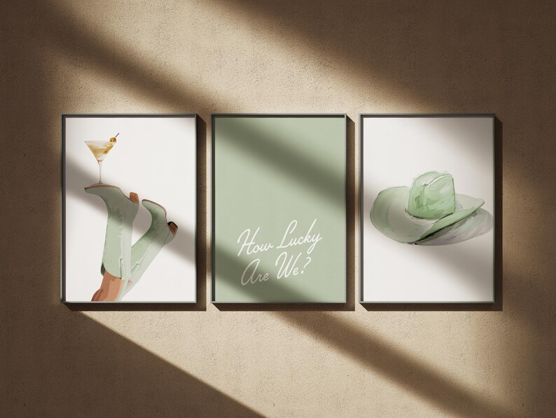 Pu&ograve; includere: Tre stampe incorniciate con uno schema di colori verde. La prima stampa presenta un paio di stivali da cowboy verdi con un bicchiere da martini in cima. La seconda stampa ha uno sfondo verde con il testo "How Lucky Are We?" in bianco. La terza stampa presenta un cappello da cowboy verde.