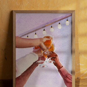 Pu&ograve; includere: Un dipinto ad acquerello di tre persone che brindano con bicchieri di vino. Il dipinto &egrave; realizzato su uno sfondo viola con luci a catena appese sopra.