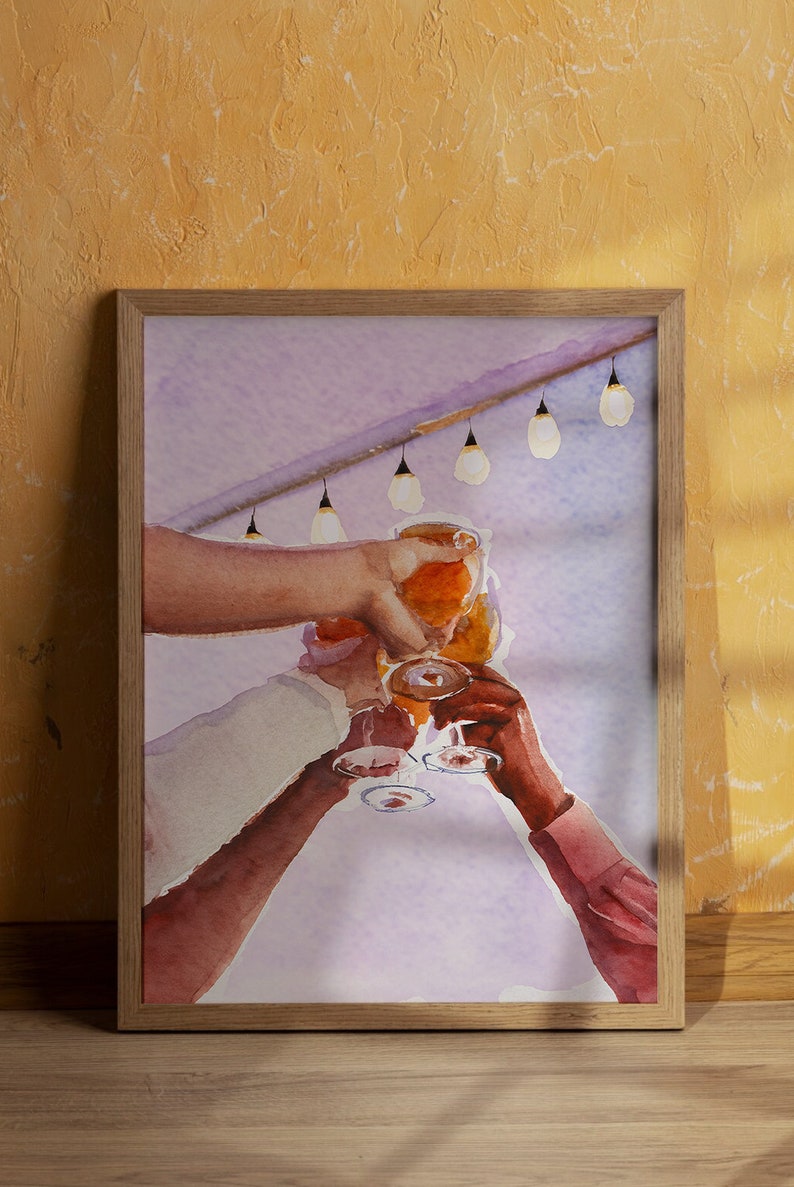 Pu&ograve; includere: Un dipinto ad acquerello di tre persone che brindano con bicchieri di vino. Il dipinto &egrave; realizzato su uno sfondo viola con luci a catena appese sopra.