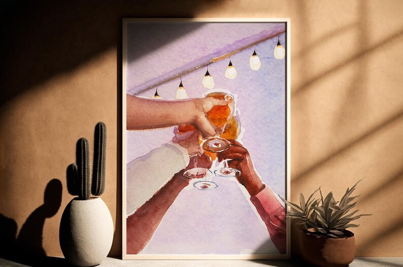 Pu&ograve; includere: Un dipinto ad acquerello di tre persone che brindano con bicchieri di vino. Il dipinto &egrave; su uno sfondo viola chiaro con luci a catena appese sopra.