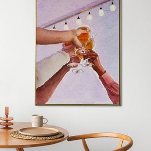 Pu&ograve; includere: Un dipinto ad acquerello di quattro mani che alzano bicchieri di vino in un brindisi. Lo sfondo &egrave; di un delicato colore viola con una fila di luci sospese sopra.