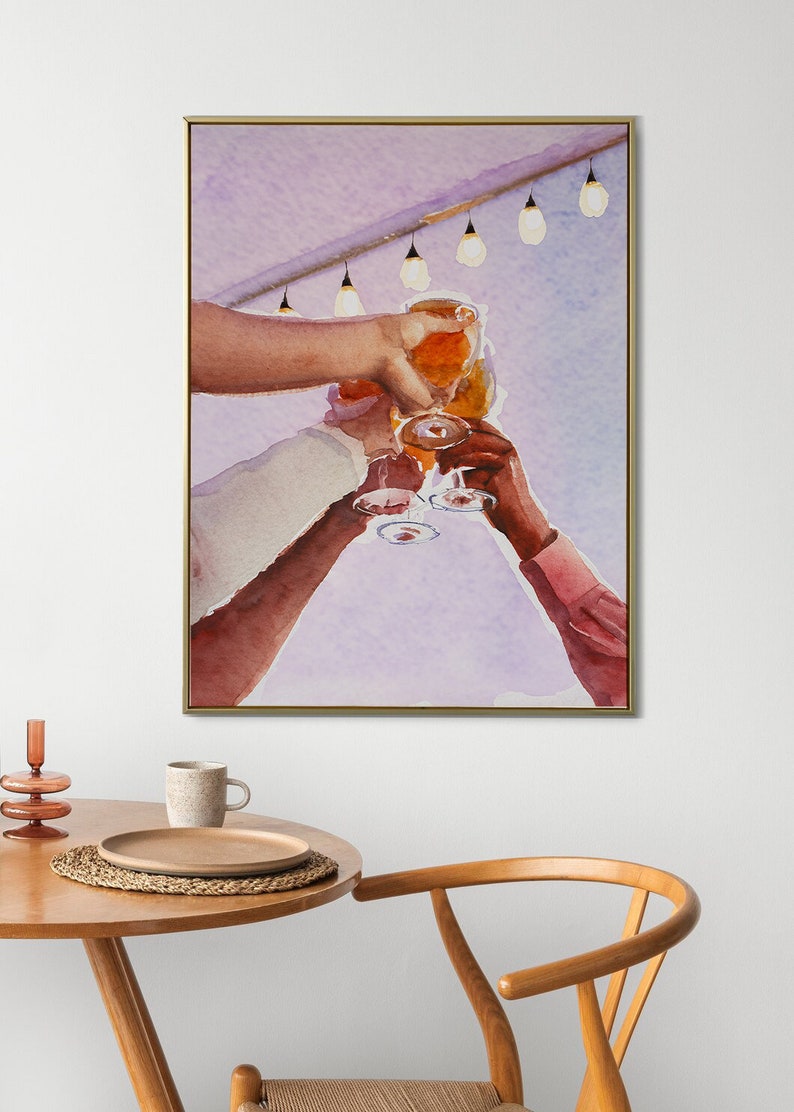 Pu&ograve; includere: Un dipinto ad acquerello di quattro mani che alzano bicchieri di vino in un brindisi. Lo sfondo &egrave; di un delicato colore viola con una fila di luci sospese sopra.