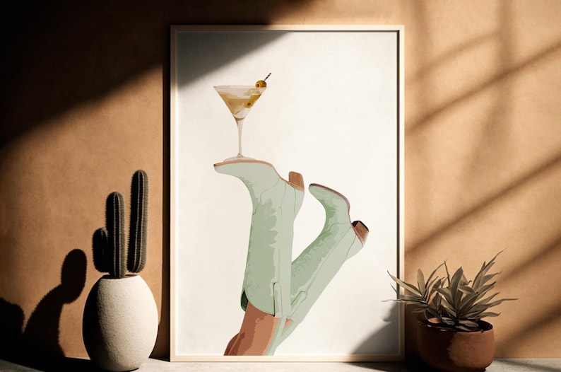 Pu&ograve; includere: Un'illustrazione digitale di un paio di stivali da cowboy verdi con un bicchiere da martini in cima. Gli stivali sono in posizione rialzata, come se stessero tenendo il bicchiere.
