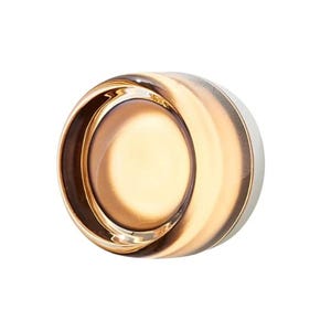 Könnte beinhalten: Goldfarbenes, kreisförmiges Dekorationsobjekt mit geschichtetem Design. Das Objekt hat einen zentralen, vertieften Bereich und einen kontrastierenden weißen Außenrand. Die metallische Oberfläche erzeugt eine reflektierende Oberfläche.