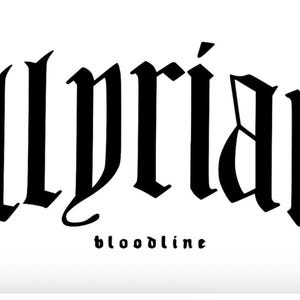 Puede incluir: Texto negro de estilo gótico sobre fondo blanco. La palabra "illyrian" está arqueada en la parte superior, con "bloodline" en una fuente más pequeña debajo. La fuente es audaz y estilizada, creando un fuerte impacto visual.