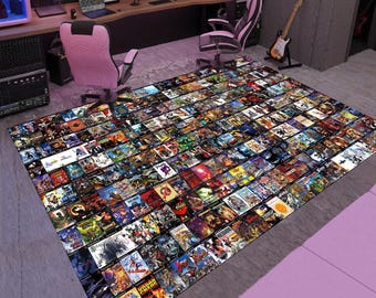 Puede incluir: Una alfombra rectangular grande con un collage de portadas de videojuegos. La alfombra está colocada sobre un suelo gris, con una silla rosa y un escritorio en el fondo. El diseño de la alfombra es una vibrante mezcla de colores.
