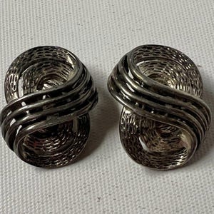 Pendientes de clip vintage gruesos firmados por Oscar De La Renta en tono plateado