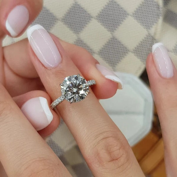 Bague de fiançailles en moissanite taille ronde 3,5 carats, bague solitaire pavé, griffe 4 griffes, avec halo caché et pont pavé, alliance pour la mariée