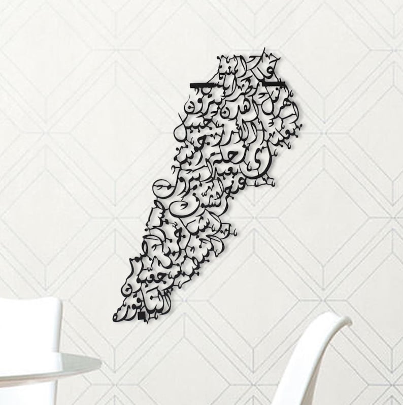 K&ouml;nnte beinhalten: Schwarz-wei&szlig; Wandkunst mit einer stilisierten Umrisszeichnung des Libanon, erstellt mit arabischer Kalligraphie.