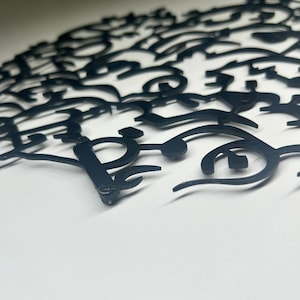 K&ouml;nnte beinhalten: Schwarzes abstraktes Design aus Papier geschnitten. Das Design ist kompliziert und detailliert, mit vielen &uuml;berlappenden Linien und Formen.