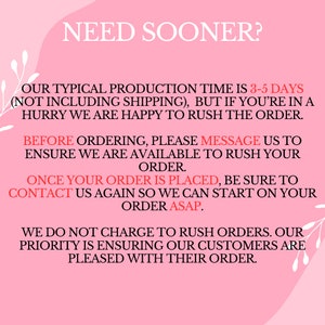 Może przedstawiać: R&oacute;żowo-biały grafik z tekstem "NEED SOONER?" i informacjami o zam&oacute;wieniach ekspresowych. Tekst wyjaśnia, że ​​typowy czas produkcji wynosi 3-5 dni, ale jeśli potrzebujesz zam&oacute;wienia szybciej, możesz wysłać wiadomość do sprzedającego, aby sprawdzić, czy może je przyspieszyć. Tekst wyjaśnia r&oacute;wnież, że za zam&oacute;wienia ekspresowe nie ma dodatkowych opłat.