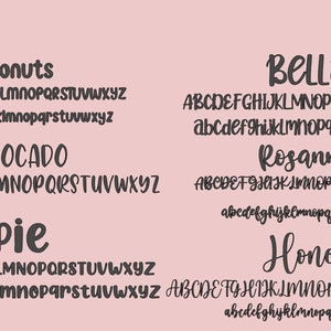 Może przedstawiać: Cyfrowy obraz przedstawiający r&oacute;żne style czcionek ze słowami "Donuts", "Avocado", "Pie", "Bella", "Rosanna" i "Honey" napisanymi każdą czcionką. Alfabet jest wyświetlany w dużych i małych literach dla każdego stylu czcionki.