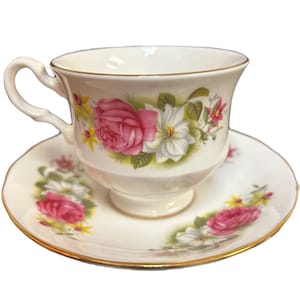 Lovely Vintage Queen Anne Tea Cup and Saucer Bone China Made in England Floral Design, Pattern #8539 Gold Trim, Pink Roses Cup, Tea House