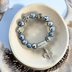 Fleur-de-Lis Elastic Bracelet – Silver Beaded Stretch Bracelet – Elegant Charm Jewelry – French Symbol Bracelet – Handmade Gift for Her