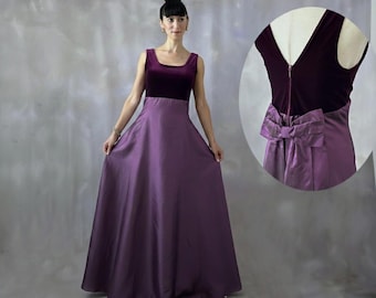 Vestido de noche vintage morado con gran lazo en la espalda, vestido largo formal minimalista de terciopelo violeta y satén de los años 90, vestido de fiesta de invierno vintage de los años 90 -S