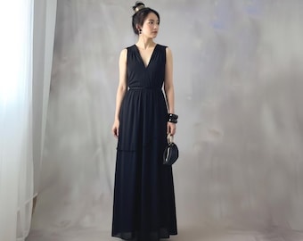 Vintage 70s black maxi dress, 1970s black boho long V neck dress with ruffled layered skirt, Vintage elegant sleeveless stretchy gown - XS