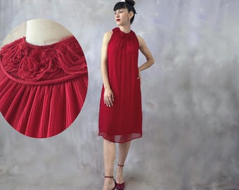 robe de cocktail en soie rouge vintage, robe sans manches midi en pure soie rouge bordeaux vintage, robe fluide bordeaux vintage avec col en rosaces de soie - S/M