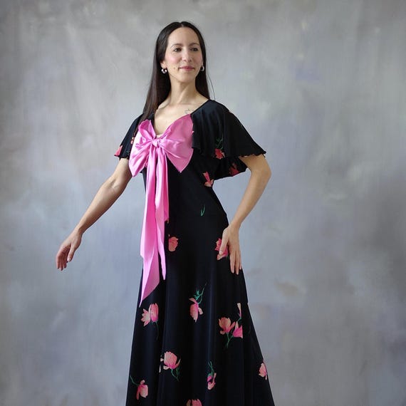 vintage cocktail dresses 1970s 70s Floral Midi Dress: Black Dress With Pink Satin Bow dissh_size_group_6 Fit Relaxed body Flared Bridesmaid Dresses (For Purchase) 70s dress Color:Dusty_Sage
