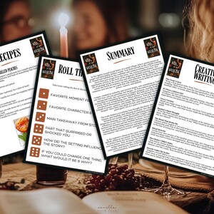 Op de afbeelding: Vier bedrukte vellen met tekst en afbeeldingen, waaronder recepten, samenvattingen en creatieve schrijfopdrachten, zijn op een tafel gerangschikt. De vellen hebben een zwarte rand en de titel "Kiss of the Basilisk". Een brandende kaars en wijnglazen staan op de achtergrond.