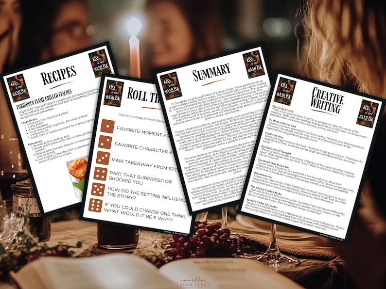 Op de afbeelding: Vier bedrukte vellen met tekst en afbeeldingen, waaronder recepten, samenvattingen en creatieve schrijfopdrachten, zijn op een tafel gerangschikt. De vellen hebben een zwarte rand en de titel "Kiss of the Basilisk". Een brandende kaars en wijnglazen staan op de achtergrond.