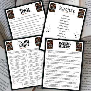 Op de afbeelding: Vier witte bedrukte vellen met tekst en afbeeldingen, waaronder trivia-vragen, een soundtracklijst, een tijdlijn-shuffle-spel en discussievragen, worden op een tafel naast een open boek weergegeven. De vellen hebben een zwarte rand en de titel "Kiss of the Basilisk".