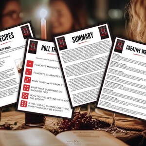 Puede incluir: Cuatro tarjetas blancas con texto negro est&aacute;n dispuestas sobre una mesa. Las tarjetas tienen t&iacute;tulos como "Recetas", "Resumen" y "Escritura creativa". Las tarjetas son parte de un club de lectura, con una imagen de la portada del libro en la esquina. Una vela y copas de vino est&aacute;n en el fondo.