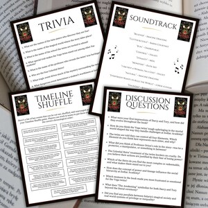 K&ouml;nnte beinhalten: Vier wei&szlig;e Karten mit schwarzem Text und einem Logo zum Thema Buch. Die Karten sind mit "Trivia", "Timeline Shuffle", "Soundtrack" und "Discussion Questions" beschriftet. Die Karten sind von offenen B&uuml;chern umgeben.