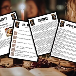 K&ouml;nnte beinhalten: Vier bedruckte Bl&auml;tter mit Text und Bildern sind auf einem Tisch angeordnet, mit einer brennenden Kerze im Hintergrund. Die Bl&auml;tter enthalten Rezepte, eine Zusammenfassung, kreative Schreibaufforderungen und ein Spiel. Der Text auf den Bl&auml;ttern ist auf Englisch.