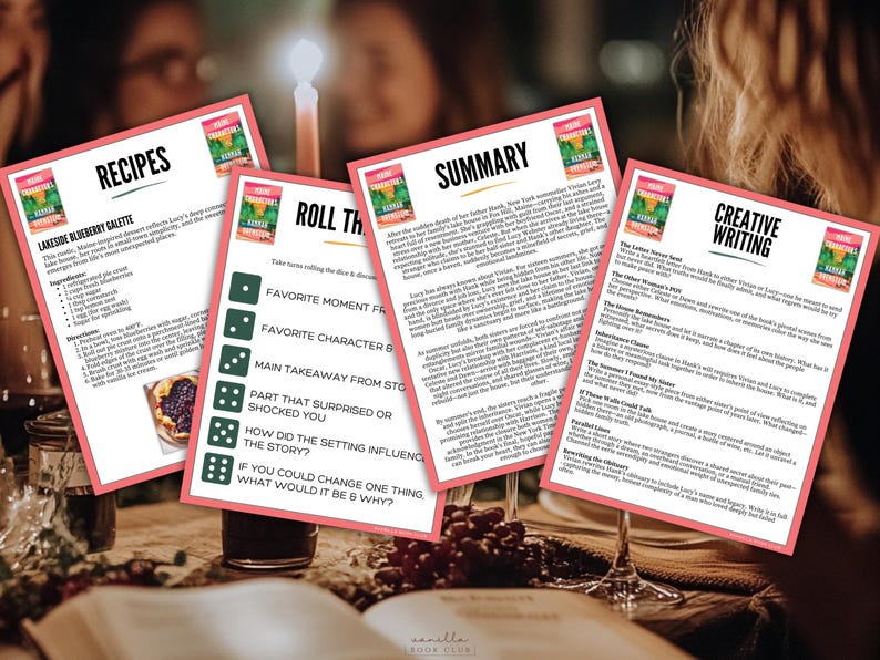 Puede incluir: Cuatro tarjetas rosas con texto se muestran en una mesa con copas de vino y una vela. Las tarjetas tienen t&iacute;tulos como "Recetas" y "Resumen". Las tarjetas presentan texto e im&aacute;genes relacionadas con un club de lectura. El fondo est&aacute; borroso, lo que sugiere una reuni&oacute;n social.
