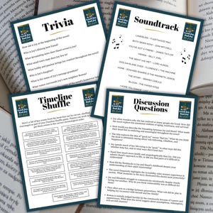 K&ouml;nnte beinhalten: Vier bedruckte Bl&auml;tter mit Text, darunter Quizfragen, eine Soundtrack-Liste, Diskussionsfragen und ein Zeitachsen-Shuffle, werden auf einem Tisch mit offenen B&uuml;chern im Hintergrund angezeigt. Die Bl&auml;tter haben einen tealfarbenen Rand und ein Logo.