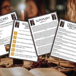 Puede incluir: Cuatro tarjetas impresas con texto sobre una mesa, que incluyen recetas, preguntas de discusi&oacute;n e indicaciones de escritura creativa. Las tarjetas est&aacute;n dispuestas alrededor de una vela encendida y copas de vino, lo que sugiere una reuni&oacute;n de club de lectura. El texto incluye "Recetas", "Resumen" y "Escritura creativa".