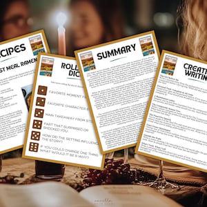 Pu&ograve; includere: Quattro schede stampate con testo, tra cui "Ricette", "Riepilogo" e "Scrittura creativa". Le schede sono su un tavolo con bicchieri di vino e una candela. La scheda "Ricette" descrive una ricetta di ramen.
