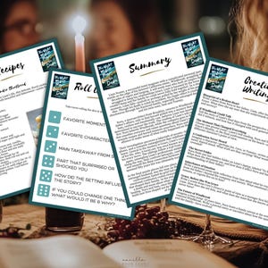 K&ouml;nnte beinhalten: Vier bedruckte Bl&auml;tter mit Text und Grafiken, darunter Rezepte, Zusammenfassungen und kreative Schreibanregungen. Die Bl&auml;tter sind auf einem Tisch mit einer Kerze und Weingl&auml;sern im Hintergrund angeordnet. Der Buchtitel lautet "The Night We Had Dude."