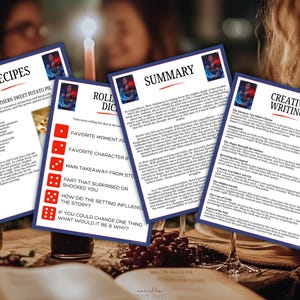 Puede incluir: Cuatro tarjetas impresas con texto e ilustraciones est&aacute;n dispuestas sobre una mesa. Las tarjetas tienen un borde azul y presentan las palabras "Recetas", "Tirar dados", "Resumen" y "Escritura creativa". El fondo est&aacute; borroso, con una vela y copas visibles.