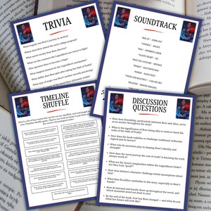 Puede incluir: Cuatro tarjetas impresas con texto sobre una mesa con libros abiertos. Las tarjetas tienen t&iacute;tulos como "Trivia", "Soundtrack" y "Discussion Questions". Cada tarjeta tiene un borde azul y un gr&aacute;fico de una persona.