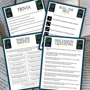 K&ouml;nnte beinhalten: Ein Stapel Diskussionskarten f&uuml;r einen Buchclub mit Titeln wie "Trivia", "Timeline Shuffle" und "Discussion Questions". Die Karten haben einen dunkelblauen Rand und zeigen das Cover des Buches.