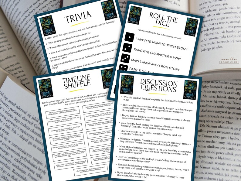 K&ouml;nnte beinhalten: Ein Stapel Diskussionskarten f&uuml;r einen Buchclub mit Titeln wie "Trivia", "Timeline Shuffle" und "Discussion Questions". Die Karten haben einen dunkelblauen Rand und zeigen das Cover des Buches.